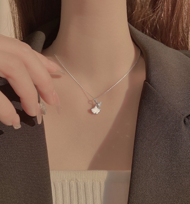 S999 純銀 ネックレス 女性 スターリングシルバー ペンダント アクセサリー イチョウ葉ネックレス きれいめ 大人 上品 おしゃれ エレガント 存在感 オールシーズン レディース デート S999 純銀 ネックレス 女性 スターリングシルバー ペンダント アクセサリー イチョウ葉ネックレス きれいめ 大人 上品 おしゃれ エレガント 存在感 オールシーズン レディース デート