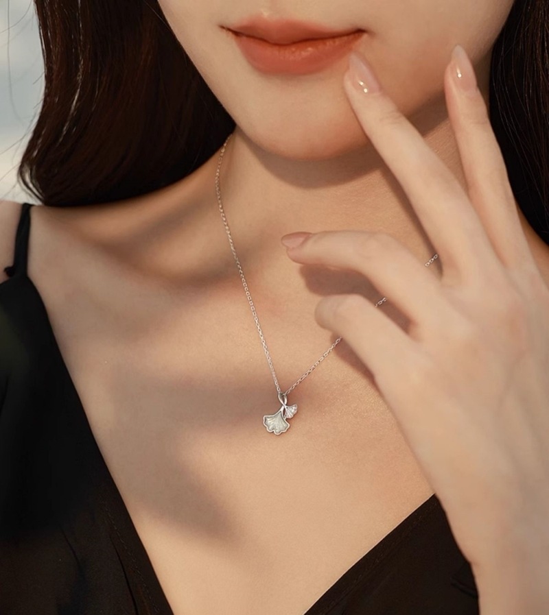 S999 純銀 ネックレス 女性 スターリングシルバー ペンダント アクセサリー イチョウ葉ネックレス きれいめ 大人 上品 おしゃれ エレガント 存在感 オールシーズン レディース デート S999 純銀 ネックレス 女性 スターリングシルバー ペンダント アクセサリー イチョウ葉ネックレス きれいめ 大人 上品 おしゃれ エレガント 存在感 オールシーズン レディース デート