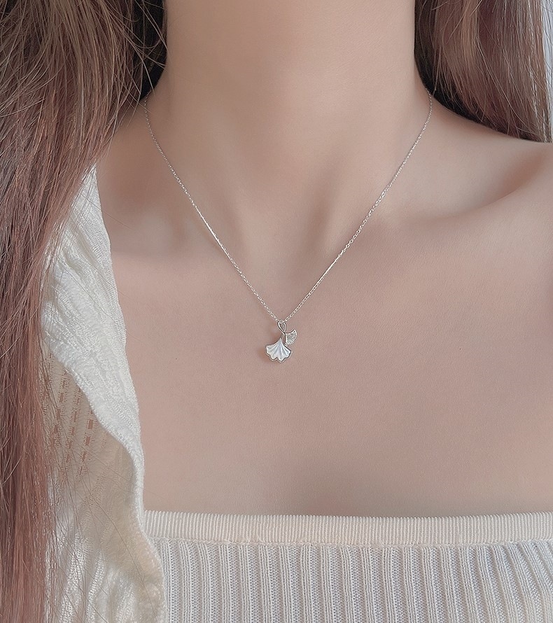 S999 純銀 ネックレス 女性 スターリングシルバー ペンダント アクセサリー イチョウ葉ネックレス きれいめ 大人 上品 おしゃれ エレガント 存在感 オールシーズン レディース デート S999 純銀 ネックレス 女性 スターリングシルバー ペンダント アクセサリー イチョウ葉ネックレス きれいめ 大人 上品 おしゃれ エレガント 存在感 オールシーズン レディース デート