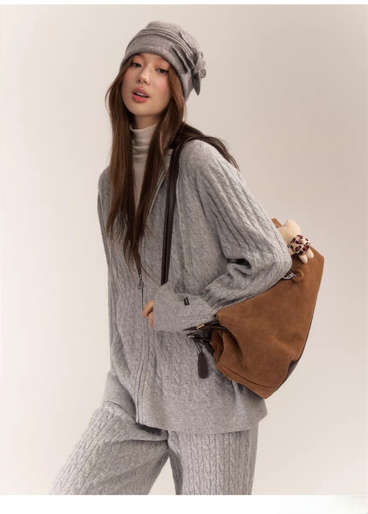 INSスタイル 冬の保温コーデ フード付きニットとゆったりパンツの2点セット