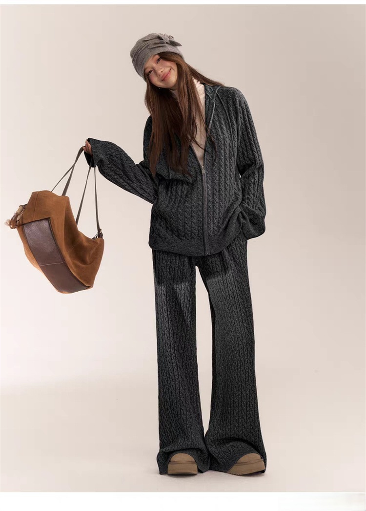 INSスタイル 冬の保温コーデ フード付きニットとゆったりパンツの2点セット