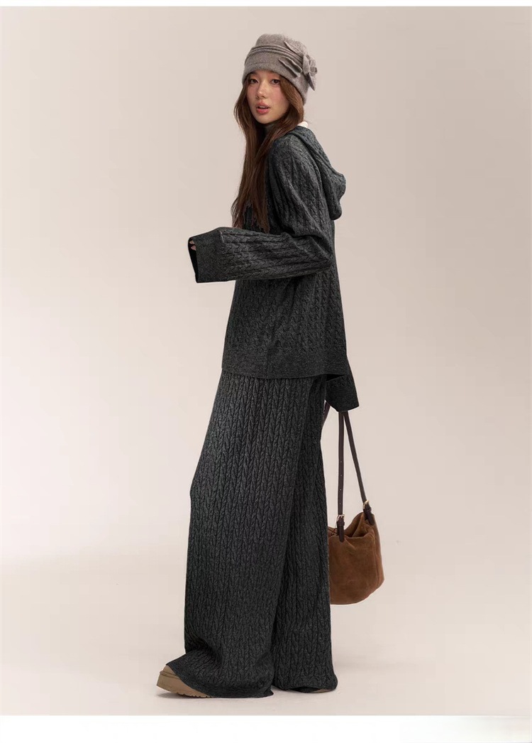 INSスタイル 冬の保温コーデ フード付きニットとゆったりパンツの2点セット