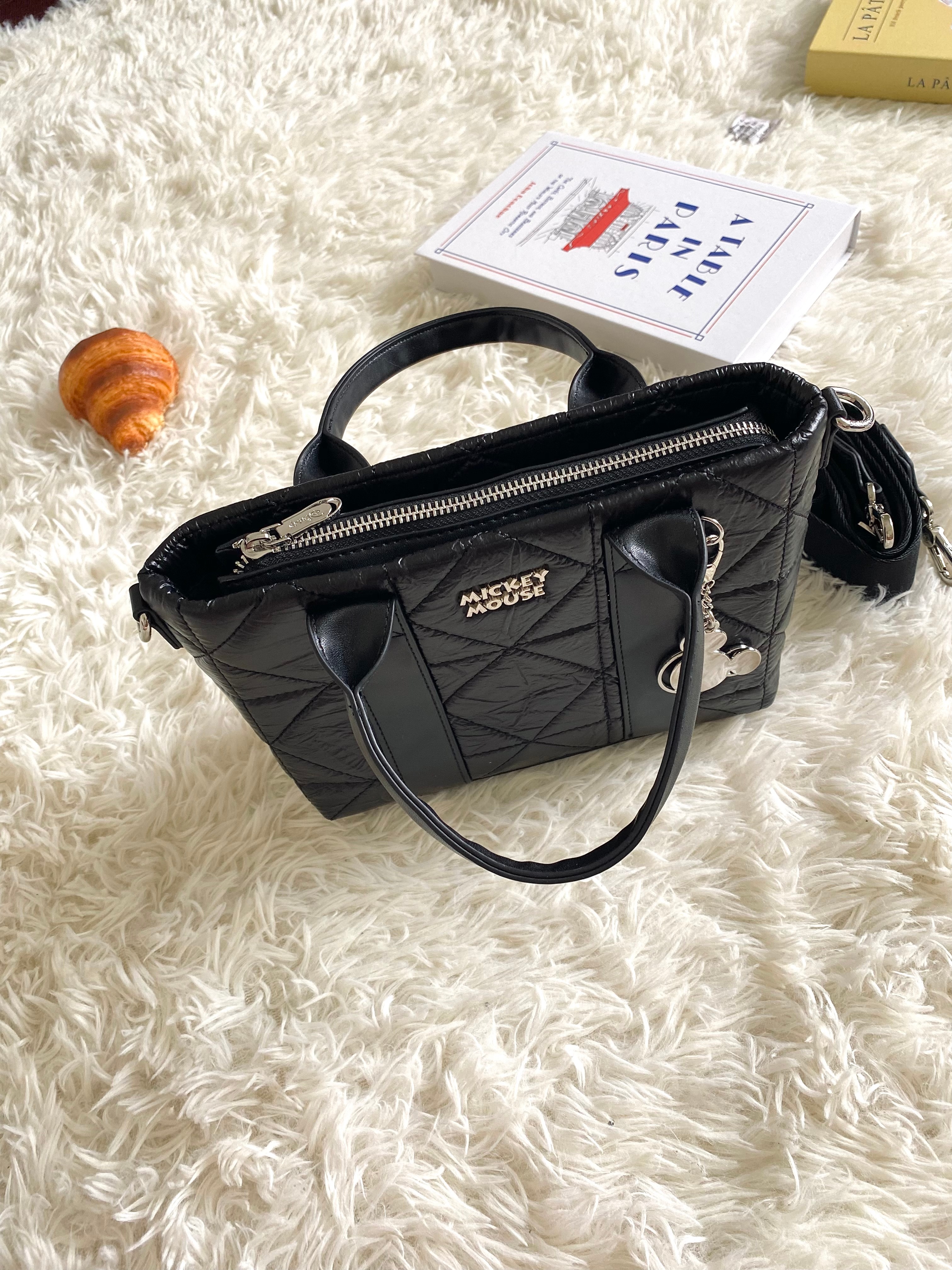 正規ライセンス クラシックなエレガンスとモダンデザインを融合したミッキーマウス ショルダーバッグ レディース ハンドバッグ 肩掛けバッグ 斜めがけバッグ PUレザー/金属素材 DHF41119-A