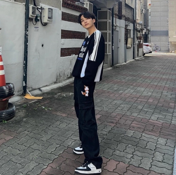 ames worldwide スウェット ジョンハン着用 ☆SEVENTEEN ジョンハン 着用！！【AMES-WORLDWIDE】V NECK