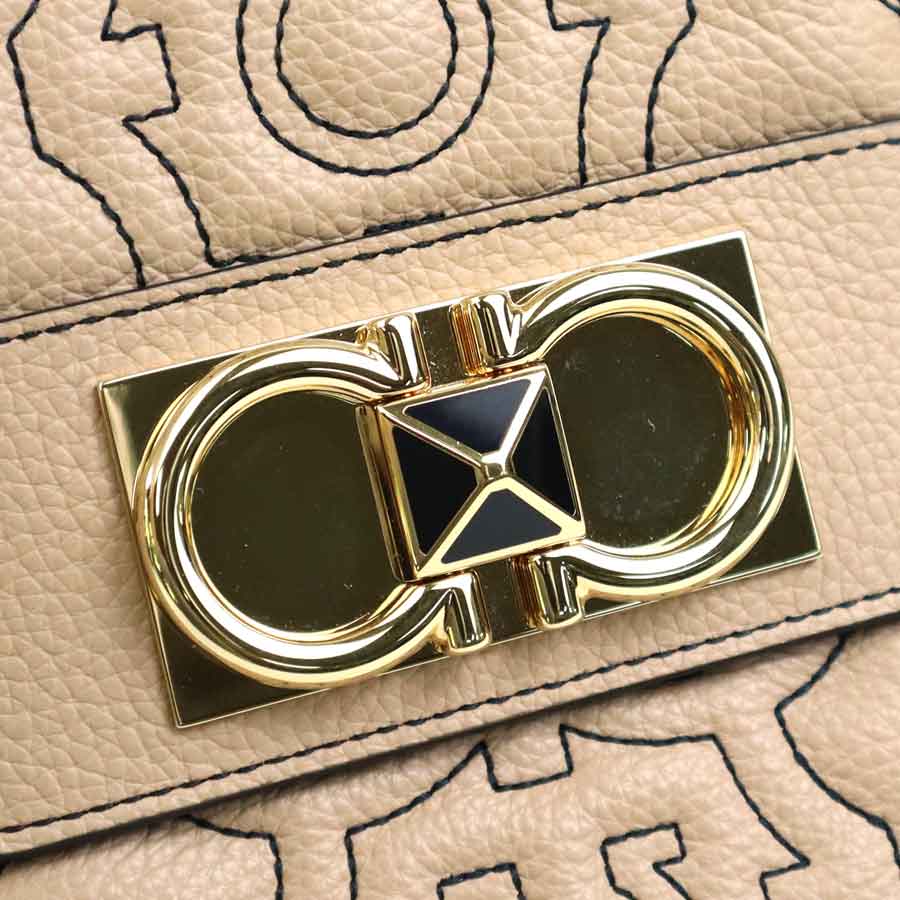 サルヴァトーレフェラガモ Salvatore Ferragamo 斜め掛けショルダーバッグ フォンホルダー フォンポーチ ガンチーニ レザー ベージュ/ブラック ゴールド レディース e60216a サルヴァトーレフェラガモ Salvatore Ferragamo 斜め掛けショルダーバッグ フォンホルダー フォンポーチ ガンチーニ レザー ベージュ/ブラック ゴールド レディース e60216a