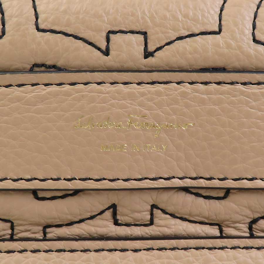 サルヴァトーレフェラガモ Salvatore Ferragamo 斜め掛けショルダーバッグ フォンホルダー フォンポーチ ガンチーニ レザー ベージュ/ブラック ゴールド レディース e60216a サルヴァトーレフェラガモ Salvatore Ferragamo 斜め掛けショルダーバッグ フォンホルダー フォンポーチ ガンチーニ レザー ベージュ/ブラック ゴールド レディース e60216a