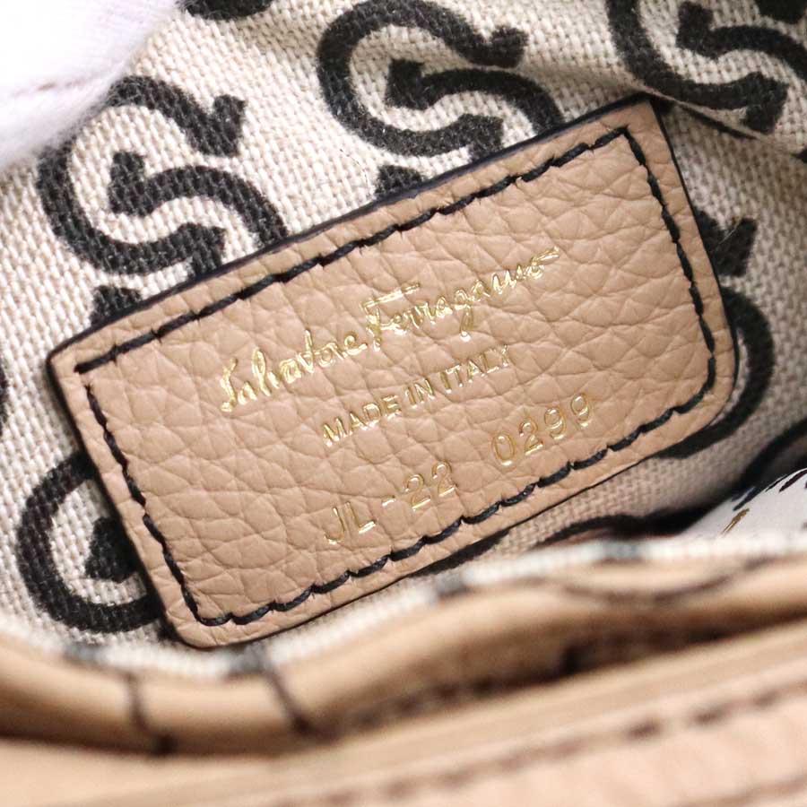 サルヴァトーレフェラガモ Salvatore Ferragamo 斜め掛けショルダーバッグ フォンホルダー フォンポーチ ガンチーニ レザー ベージュ/ブラック ゴールド レディース e60216a サルヴァトーレフェラガモ Salvatore Ferragamo 斜め掛けショルダーバッグ フォンホルダー フォンポーチ ガンチーニ レザー ベージュ/ブラック ゴールド レディース e60216a