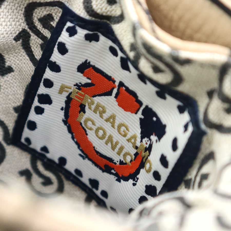 サルヴァトーレフェラガモ Salvatore Ferragamo 斜め掛けショルダーバッグ フォンホルダー フォンポーチ ガンチーニ レザー ベージュ/ブラック ゴールド レディース e60216a サルヴァトーレフェラガモ Salvatore Ferragamo 斜め掛けショルダーバッグ フォンホルダー フォンポーチ ガンチーニ レザー ベージュ/ブラック ゴールド レディース e60216a