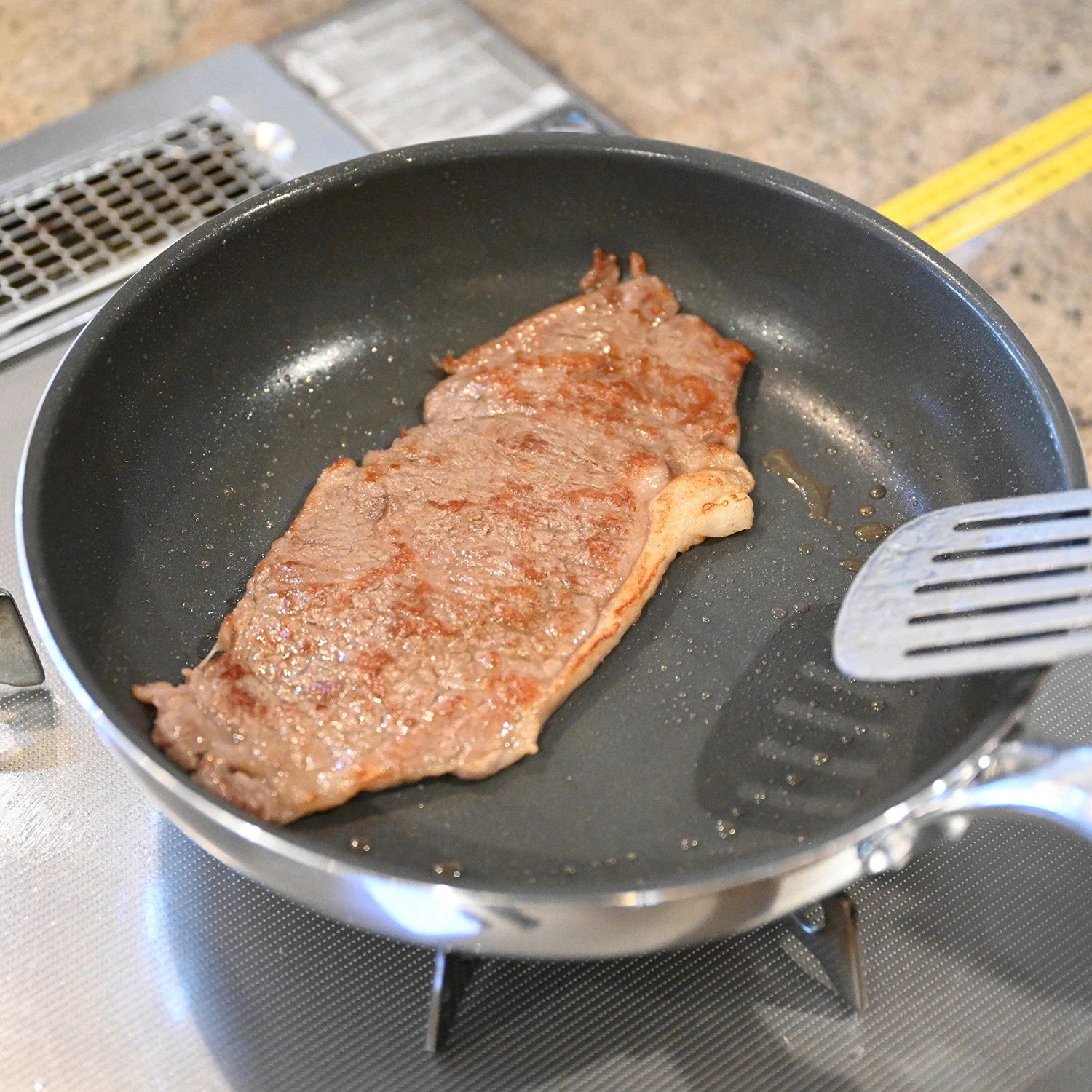 フライパン チタンコート+ふっ素樹脂塗膜加工 ノンスティック 高熱効率 こげつきにくい ガス火 IH対応 PFOA PFOS フリー 耐摩耗性試験75万回クリア (26cm×28cm/炒め鍋) フライパン チタンコート+ふっ素樹脂塗膜加工 ノンスティック 高熱効率 こげつきにくい ガス火 IH対応 PFOA PFOS フリー 耐摩耗性試験75万回クリア (26cm×28cm/炒め鍋)