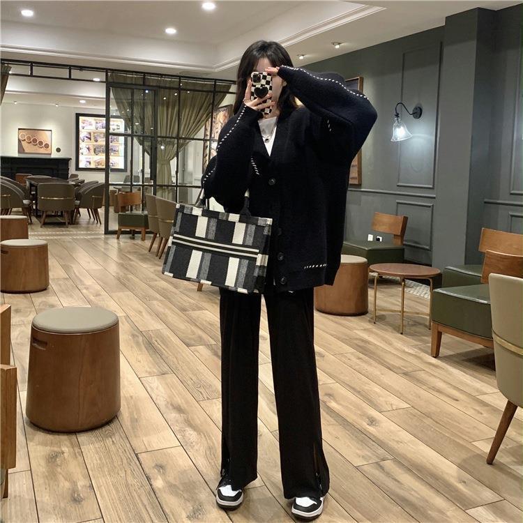 ステッチ入り Vネック 長袖 ニット カーディガン トップス ミディアム丈 袖あり ドロップショルダー 襟なし 前開き かわいい 大人可愛い シンプル カジュアル 大人 おしゃれ お洒落 大人女子 ステッチ入り Vネック 長袖 ニット カーディガン トップス ミディアム丈 袖あり ドロップショルダー 襟なし 前開き かわいい 大人可愛い シンプル カジュアル 大人 おしゃれ お洒落 大人女子