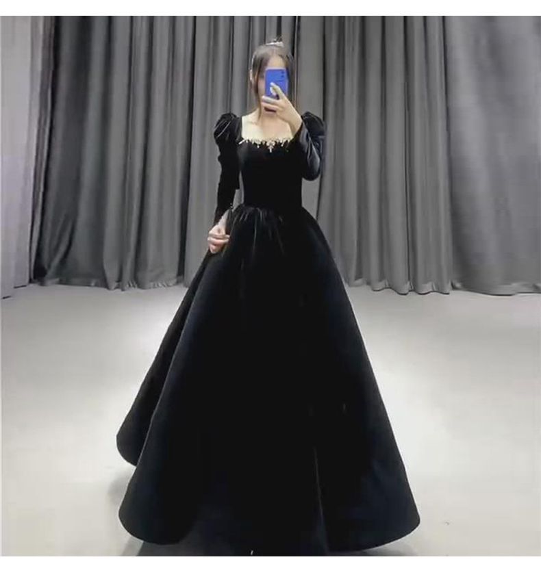 黒のイブニングドレスのスカートの女性の美術受験生の日のホストの長いセクションは通常エレガントな気質を着ることができます 母の日
