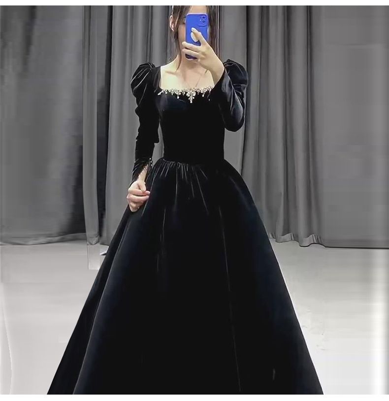黒のイブニングドレスのスカートの女性の美術受験生の日のホストの長いセクションは通常エレガントな気質を着ることができます 母の日