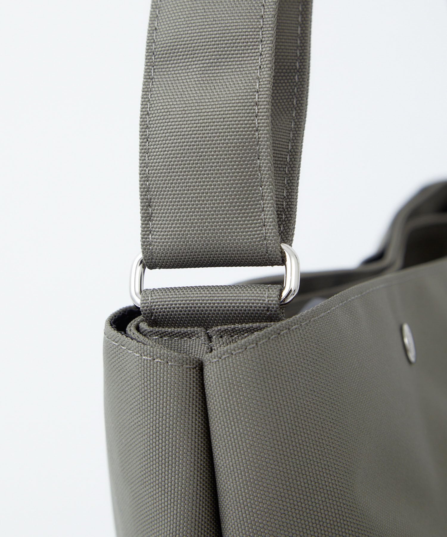 [アネロ] ショルダーバッグ A4 撥水/多収納 TOGO ATS0661Z オリーブ