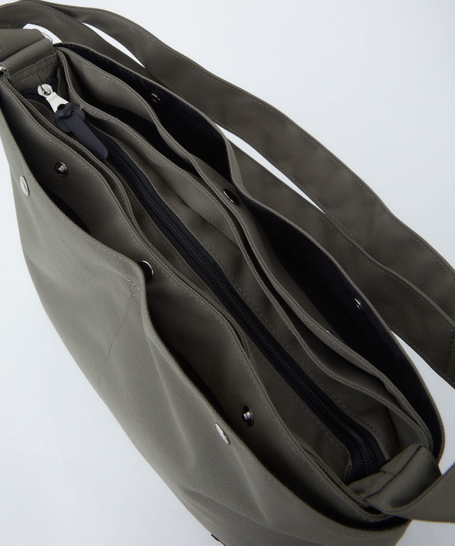 [アネロ] ショルダーバッグ A4 撥水/多収納 TOGO ATS0661Z オリーブ