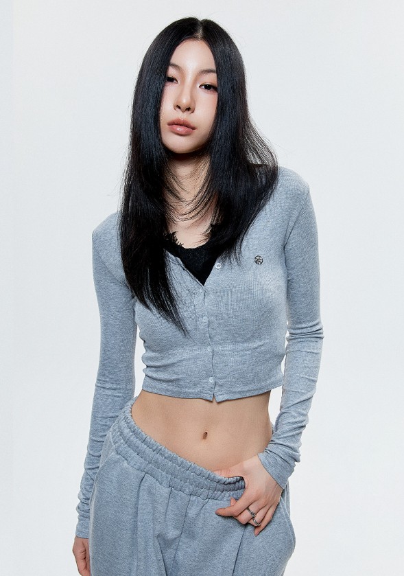 (DUC) V-Neck Crop Cardigan Black & Gray レディース服 韓国 ボタン (DUC) V-Neck Crop Cardigan Black & Gray レディース服 韓国 ボタン