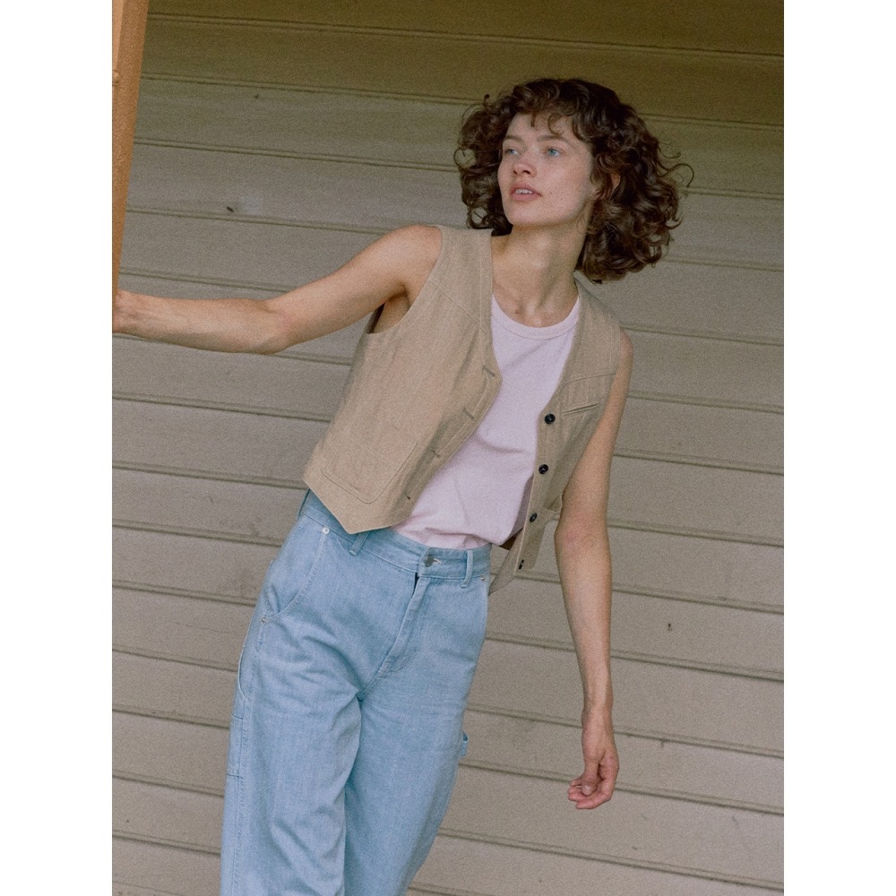 AND OU ケアンズ Vネックベスト (ベージュブラウン)