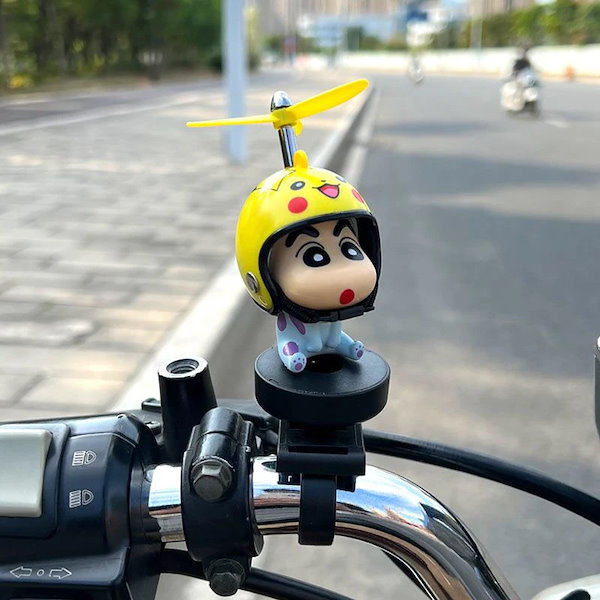 Qoo10] クレヨンしんちゃんの車にヘルメットを並べ