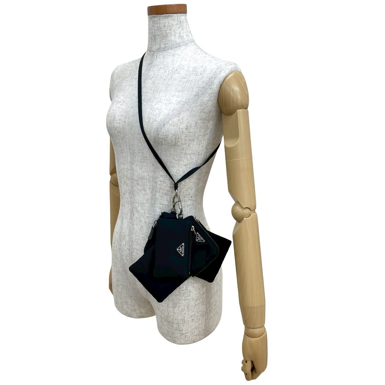 Re-Nylon 三角ロゴ 金具ポーチ ナイロン ブラック 20924 Re-Nylon 三角ロゴ 金具ポーチ ナイロン ブラック 20924