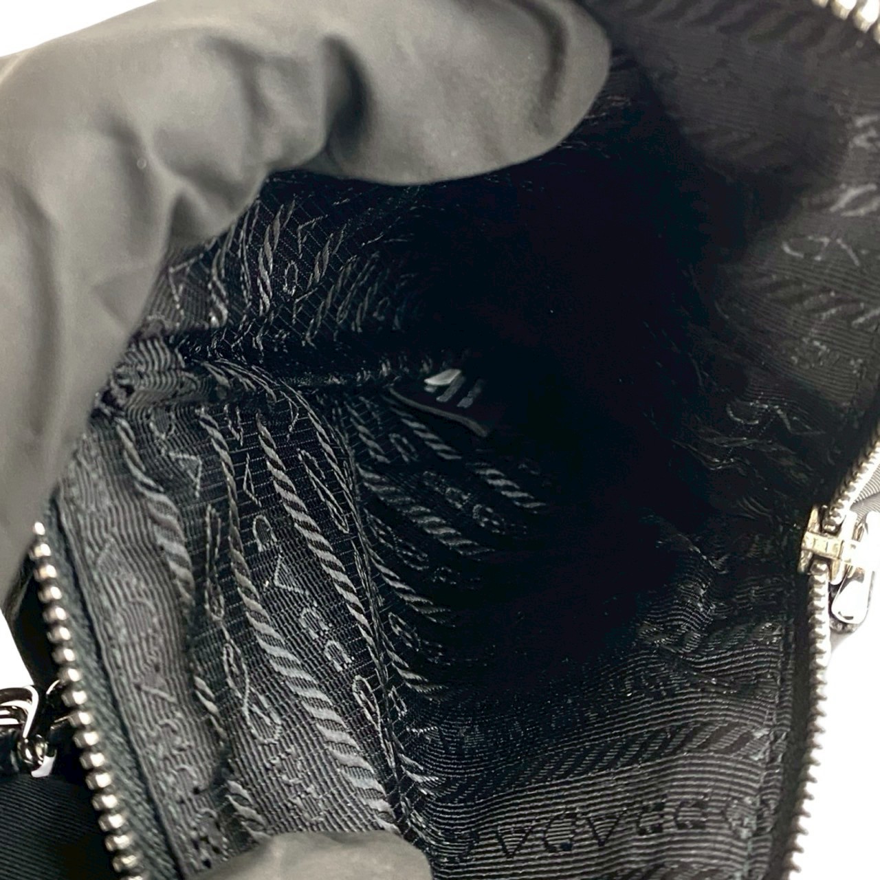 Re-Nylon 三角ロゴ 金具ポーチ ナイロン ブラック 20924 Re-Nylon 三角ロゴ 金具ポーチ ナイロン ブラック 20924