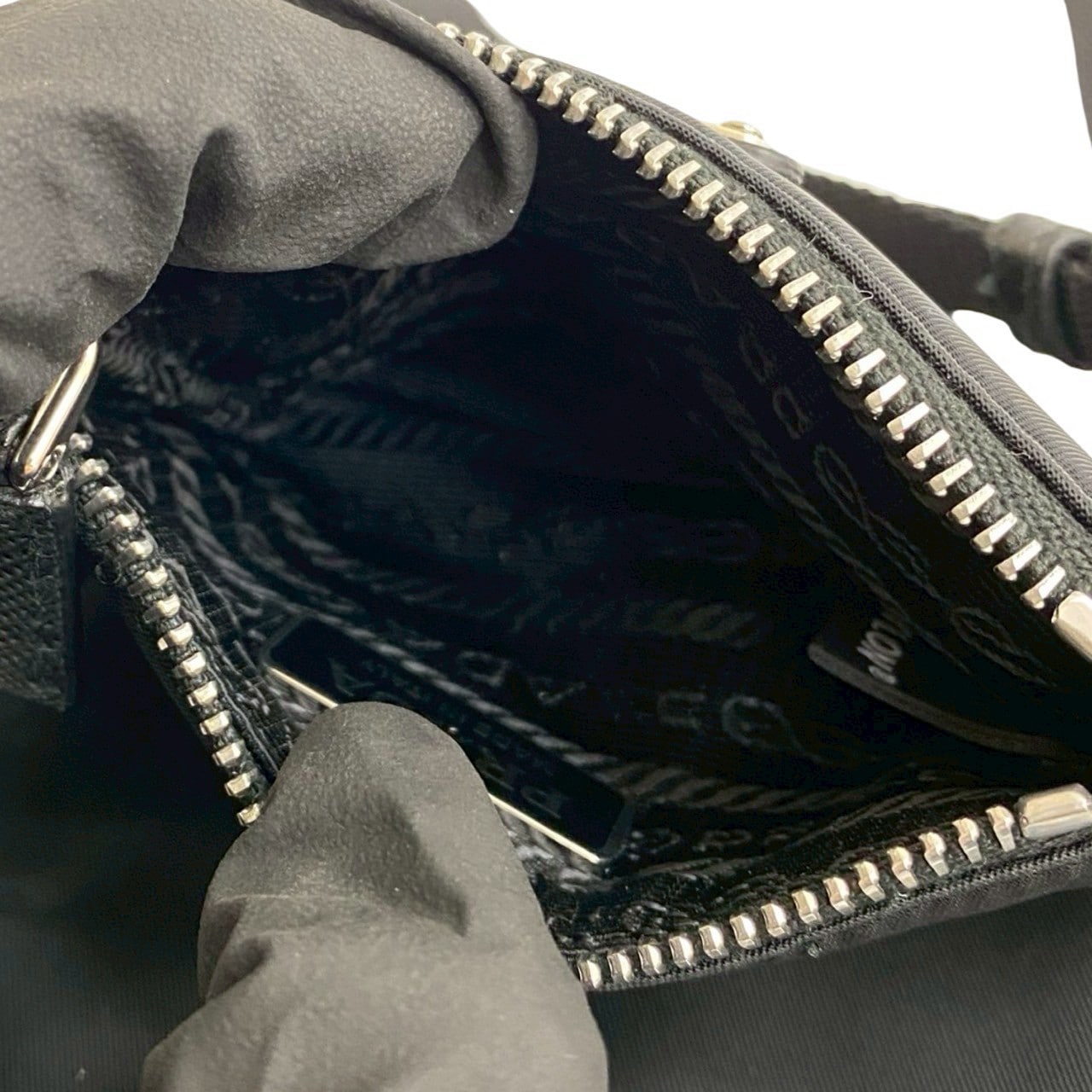 Re-Nylon 三角ロゴ 金具ポーチ ナイロン ブラック 20924 Re-Nylon 三角ロゴ 金具ポーチ ナイロン ブラック 20924