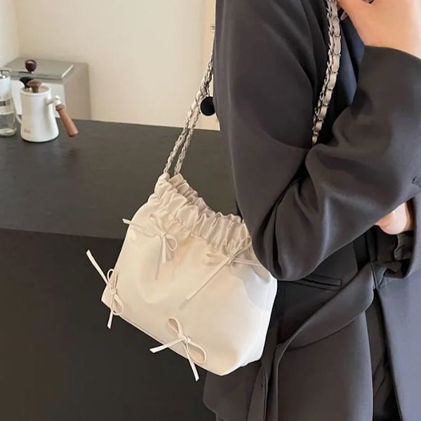 Qoo10] シルバー 巾着バッグ 肩掛け レディース