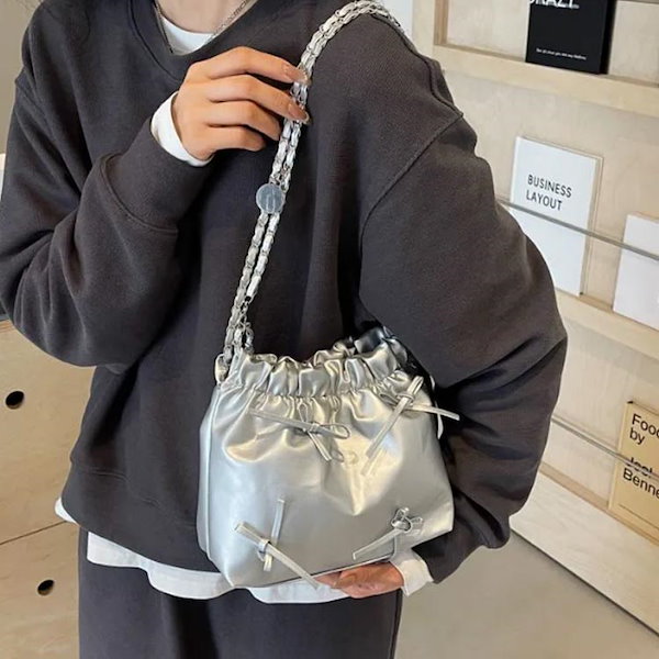 Qoo10] シルバー 巾着バッグ 肩掛け レディース