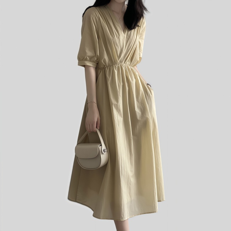 復古のVネックのしわのワンピース2025夏の新型の気質は腰の中で長いスカートを結びます 復古のVネックのしわのワンピース2025夏の新型の気質は腰の中で長いスカートを結びます