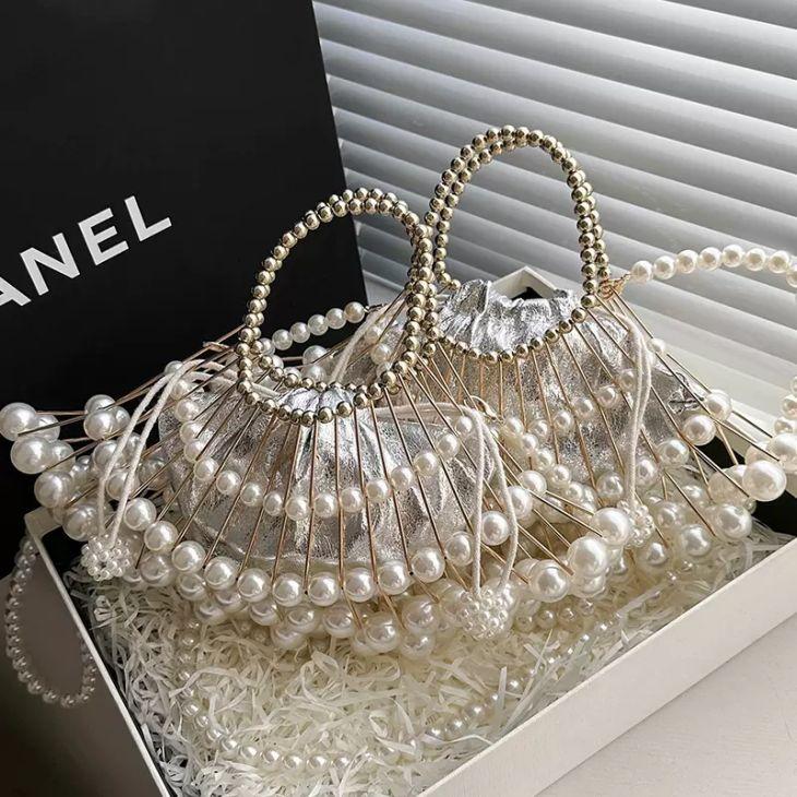 【韓国ins大人気】パール ビーズ ショルダー ハンドバッグ クラッチ 2way 扇型 韓国ファッション【azkss24-207】【予約販売:15-20日入荷予定順次発送】60込 【韓国ins大人気】パール ビーズ ショルダー ハンドバッグ クラッチ 2way 扇型 韓国ファッション【azkss24-207】【予約販売:15-20日入荷予定順次発送】60込