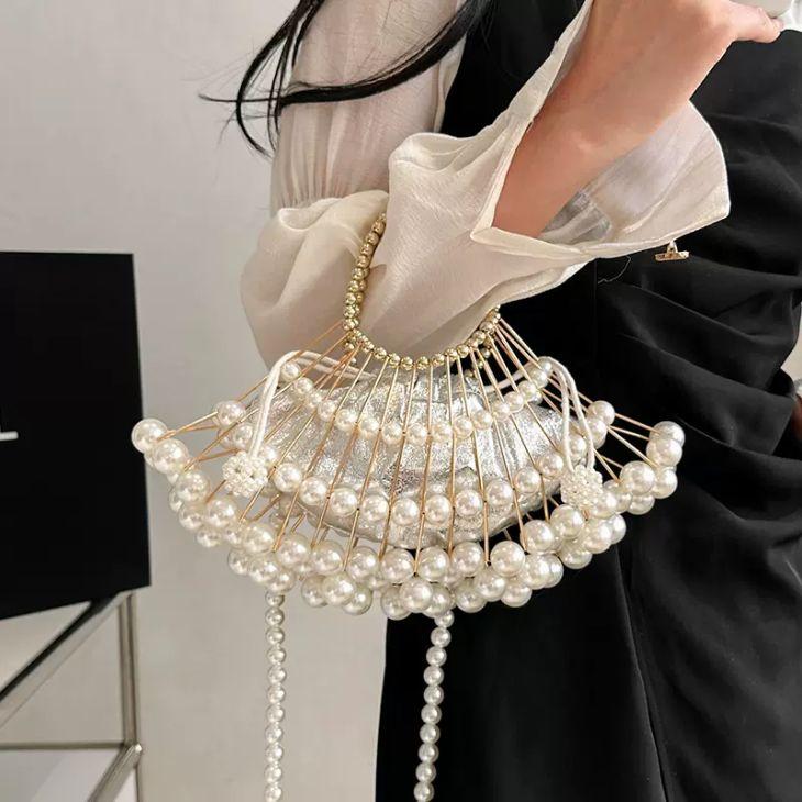 【韓国ins大人気】パール ビーズ ショルダー ハンドバッグ クラッチ 2way 扇型 韓国ファッション【azkss24-207】【予約販売:15-20日入荷予定順次発送】60込 【韓国ins大人気】パール ビーズ ショルダー ハンドバッグ クラッチ 2way 扇型 韓国ファッション【azkss24-207】【予約販売:15-20日入荷予定順次発送】60込