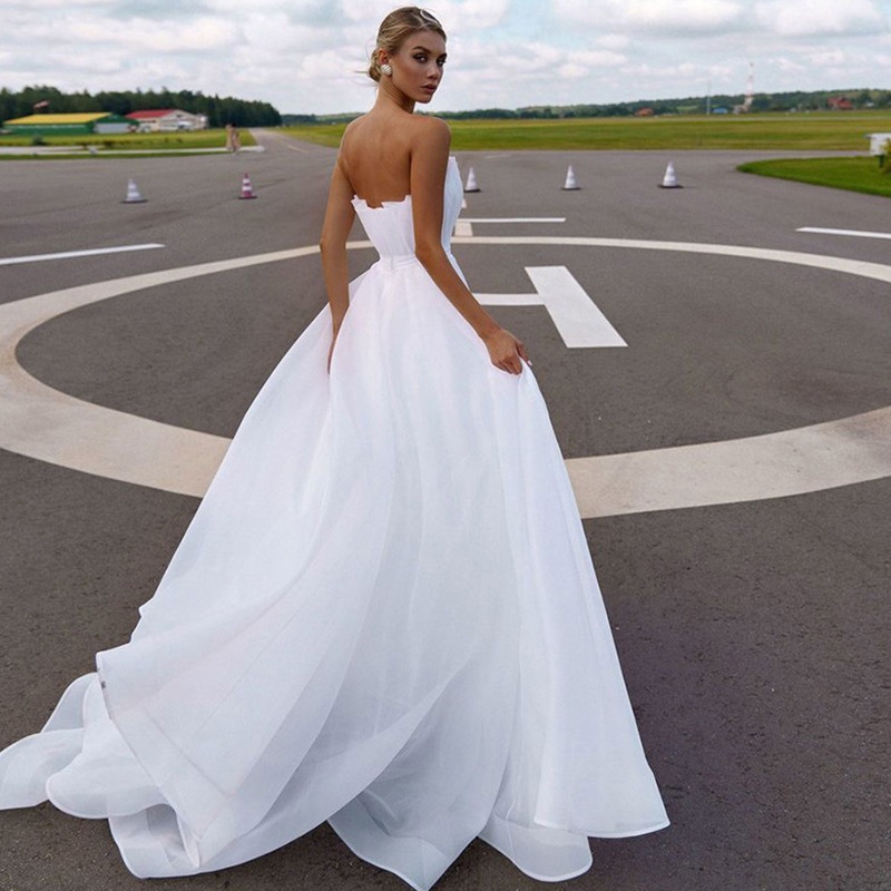 フランス式の長袖の主なウェディングドレスの新型の新婦は胸を拭いて外に出ます フランス式の長袖の主なウェディングドレスの新型の新婦は胸を拭いて外に出ます