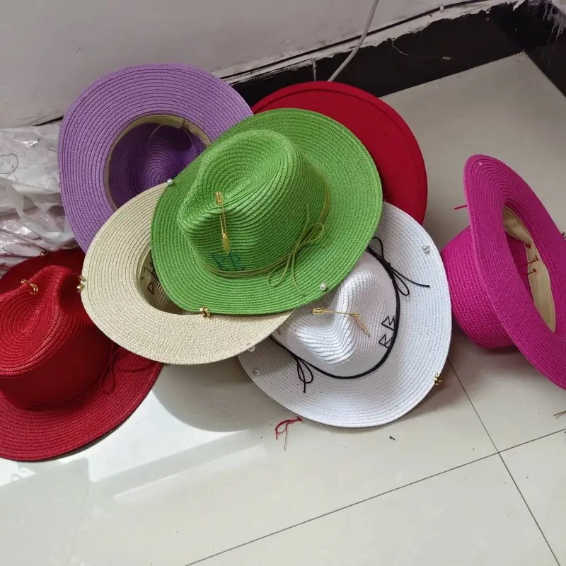 女性の日よけ帽子麦わら帽子 2024 新しいスタイルと組み合わせビキニジャズヒップホップ夏の帽子パンクファッションスタイルビーチ帽子教会帽子