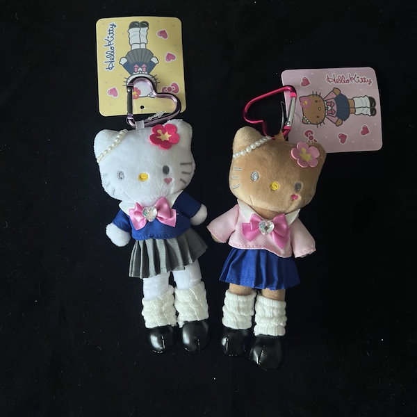 【希少品ハローキティ 高等学校×ハ ローキティ コラボストラップ Qoo10] 高校制服脚長ハローキティバッグストラップ