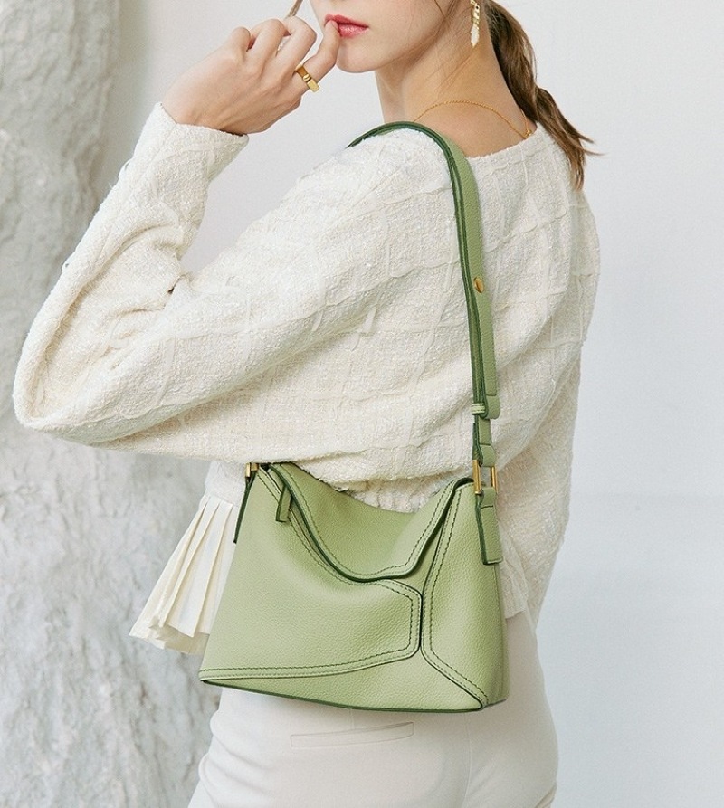 バッグ レディースバッグ ショルダーバッグ 肩がけバック ミニショルダー 肩がけ 軽い 柔らかい 本革 牛革 きれいめ 大人 上品 お洒落 こなれ感 エレガント 存在感 レディース お出かけ 休日