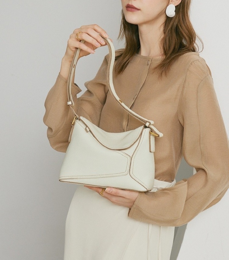 バッグ レディースバッグ ショルダーバッグ 肩がけバック ミニショルダー 肩がけ 軽い 柔らかい 本革 牛革 きれいめ 大人 上品 お洒落 こなれ感 エレガント 存在感 レディース お出かけ 休日