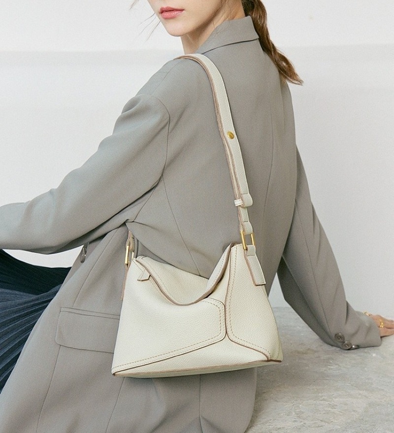 バッグ レディースバッグ ショルダーバッグ 肩がけバック ミニショルダー 肩がけ 軽い 柔らかい 本革 牛革 きれいめ 大人 上品 お洒落 こなれ感 エレガント 存在感 レディース お出かけ 休日