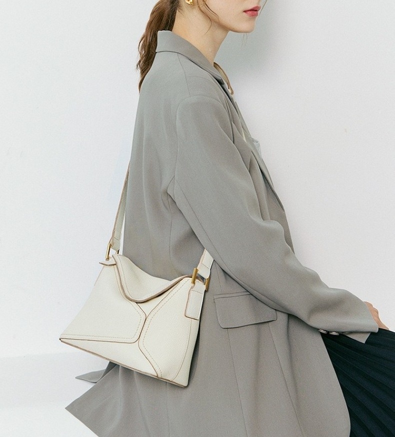 バッグ レディースバッグ ショルダーバッグ 肩がけバック ミニショルダー 肩がけ 軽い 柔らかい 本革 牛革 きれいめ 大人 上品 お洒落 こなれ感 エレガント 存在感 レディース お出かけ 休日