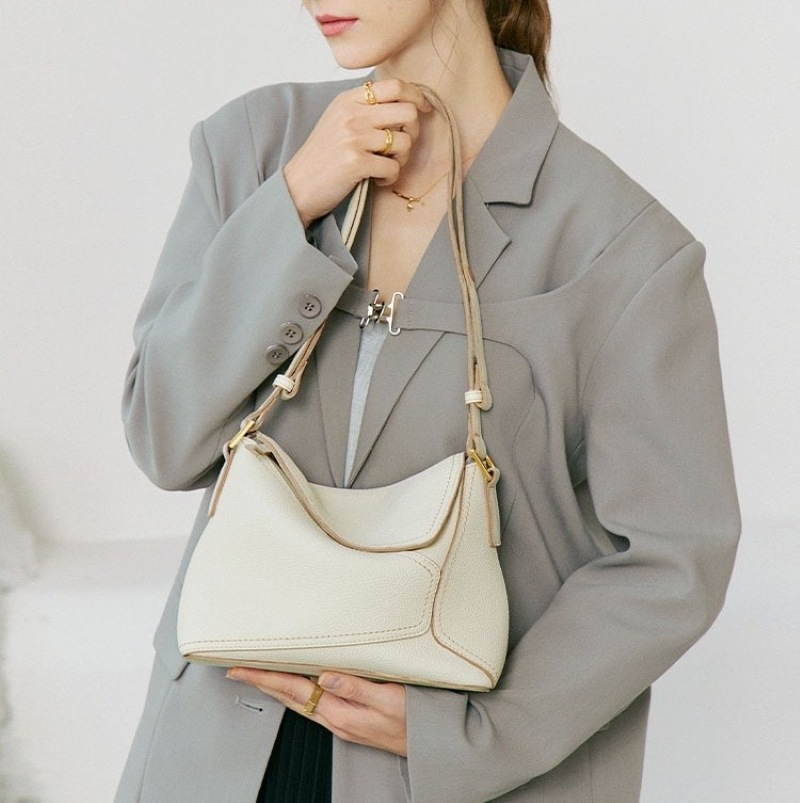 バッグ レディースバッグ ショルダーバッグ 肩がけバック ミニショルダー 肩がけ 軽い 柔らかい 本革 牛革 きれいめ 大人 上品 お洒落 こなれ感 エレガント 存在感 レディース お出かけ 休日