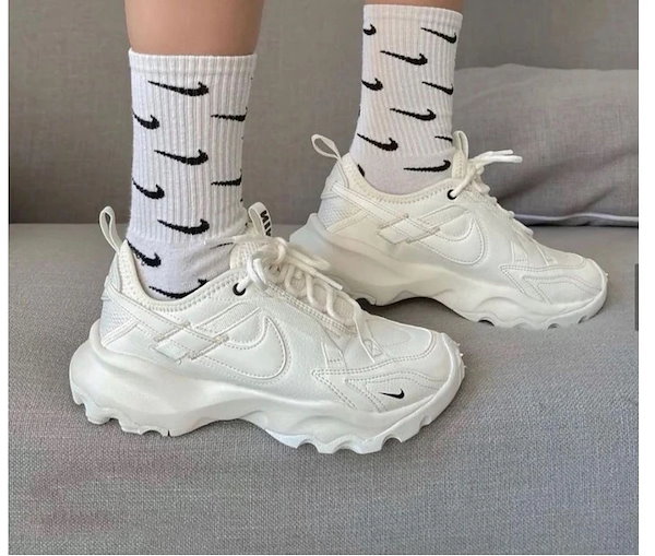 【NIKE】WMNS TC 7900 ◆ SUMMIT WHITE ◆ 手元在庫あり 大人気 [NIKE] ☆WMNS TC 7900☆ SUMMIT WHITE ☆ 手元在庫あり