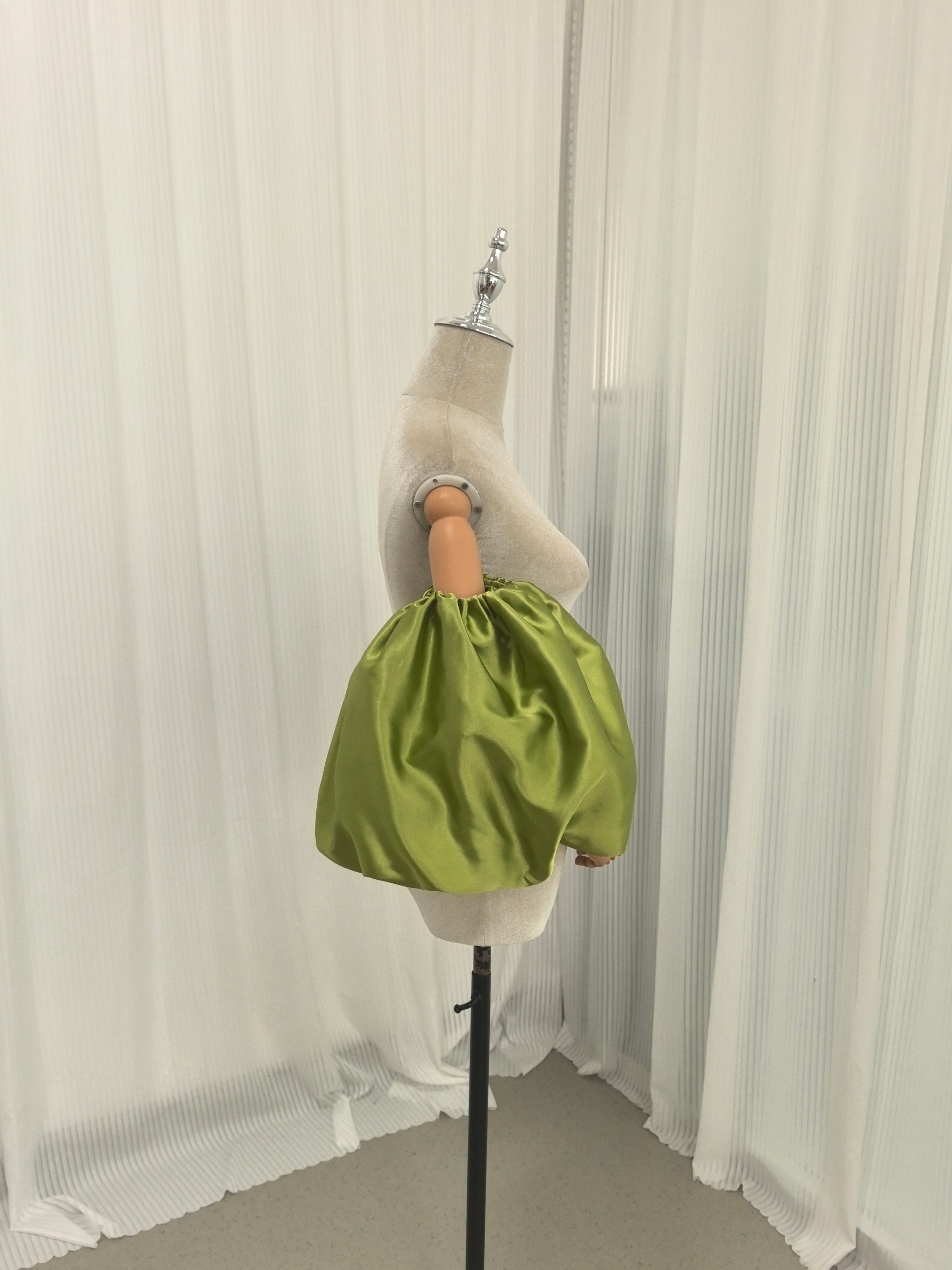 パフスリーブ グリーン 光沢サテン 取り外し袖 ストレッチ エレガント 前撮り