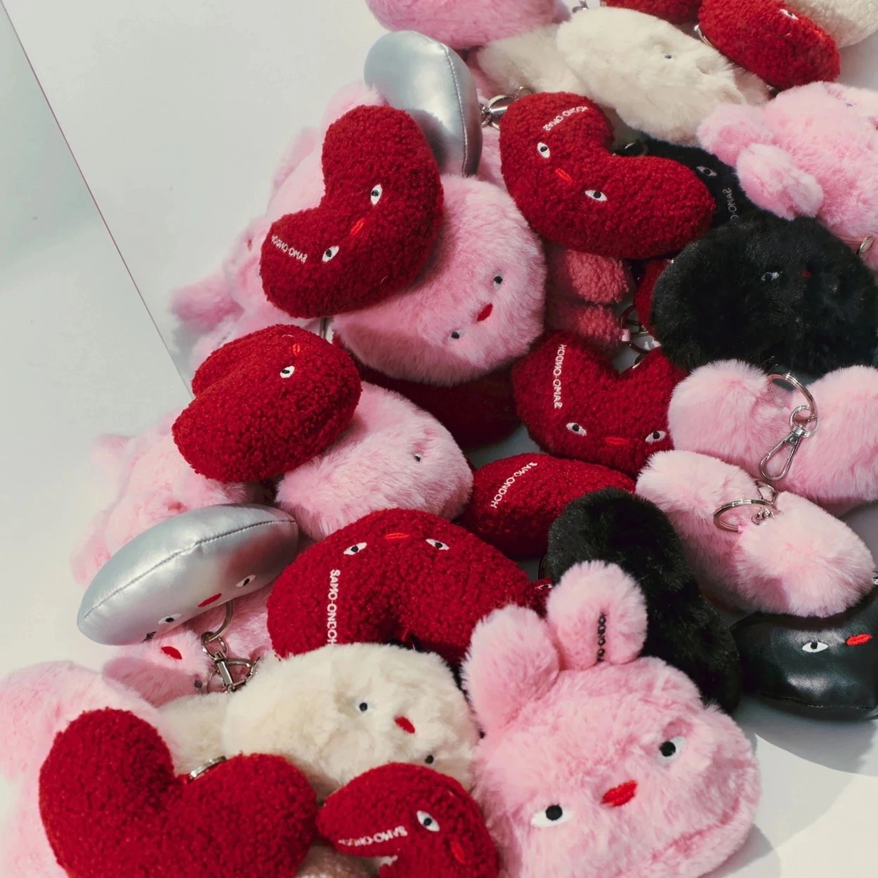 【正規品】「韓国人気」[新色]LOVEYOM ふわふわ エコファーハート バッグチャーム キーリング キーホルダー キーチェーン バッグアックセサリー「ディープレッド」