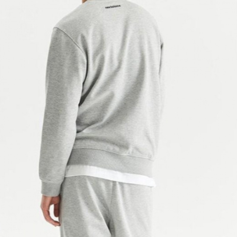 ニューバランス UNI エッセンシャルスモールロゴスウェットシャツスタンダードフィット NBNCD31013_AC ニューバランス UNI エッセンシャルスモールロゴスウェットシャツスタンダードフィット NBNCD31013_AC