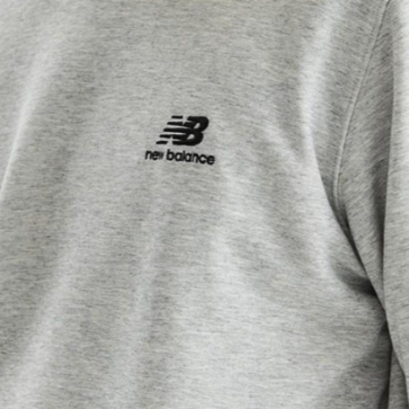 ニューバランス UNI エッセンシャルスモールロゴスウェットシャツスタンダードフィット NBNCD31013_AC ニューバランス UNI エッセンシャルスモールロゴスウェットシャツスタンダードフィット NBNCD31013_AC