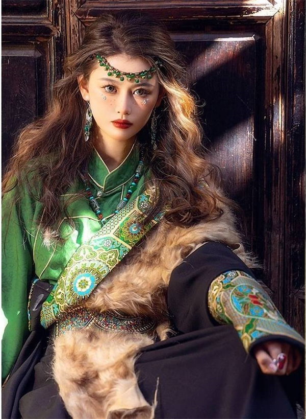 【DSQUARED2】 民族衣装調 エスニック装飾 ベスト DSQUARED2】 民族衣装調 エスニック装飾 ベスト