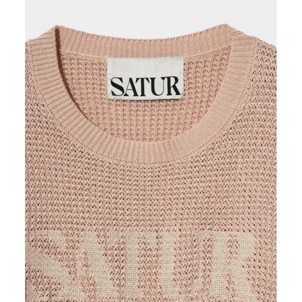 SATUR ロゴ刺繍入りクルーネックニットピーチコーラル SATUR ロゴ刺繍入りクルーネックニットピーチコーラル