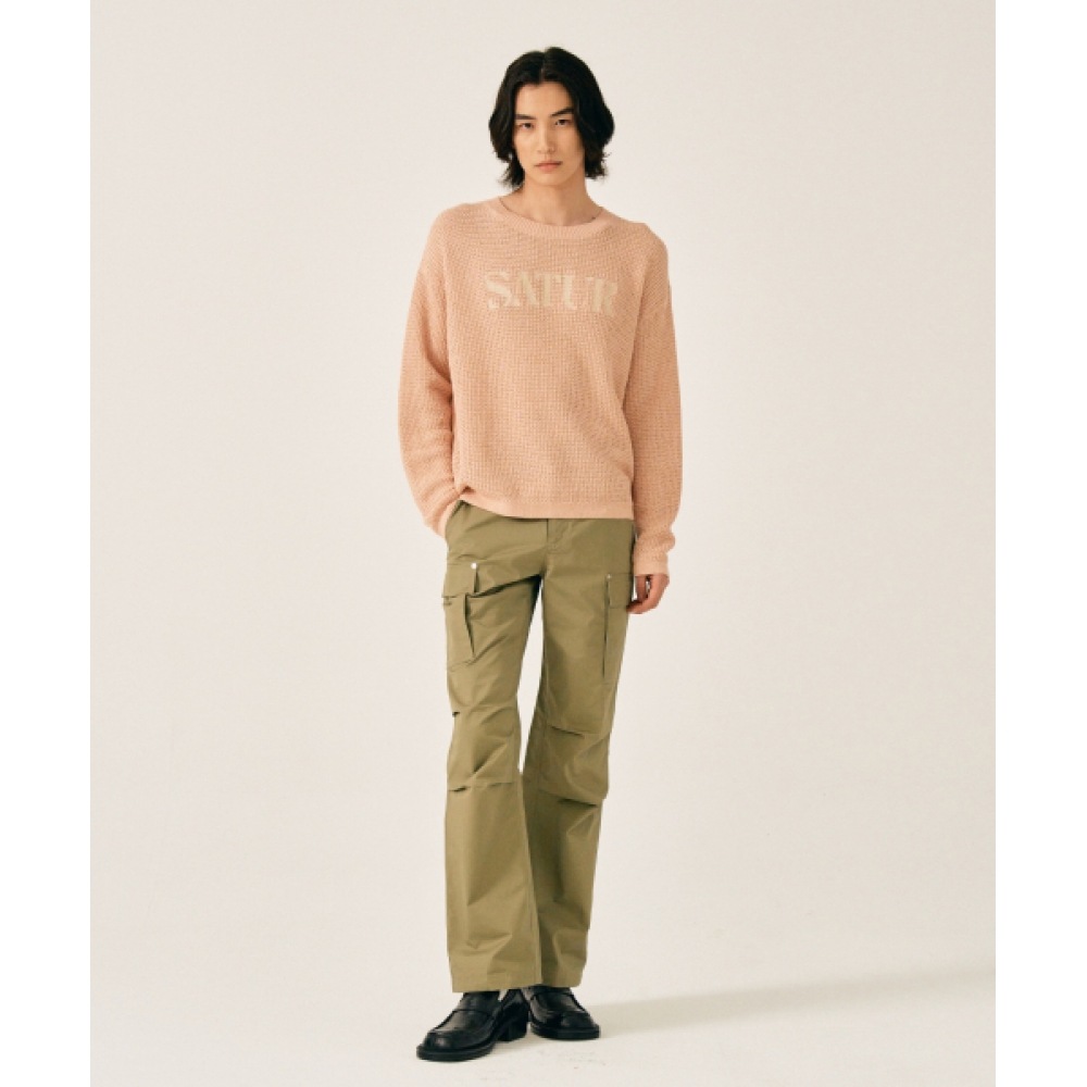 SATUR ロゴ刺繍入りクルーネックニットピーチコーラル SATUR ロゴ刺繍入りクルーネックニットピーチコーラル