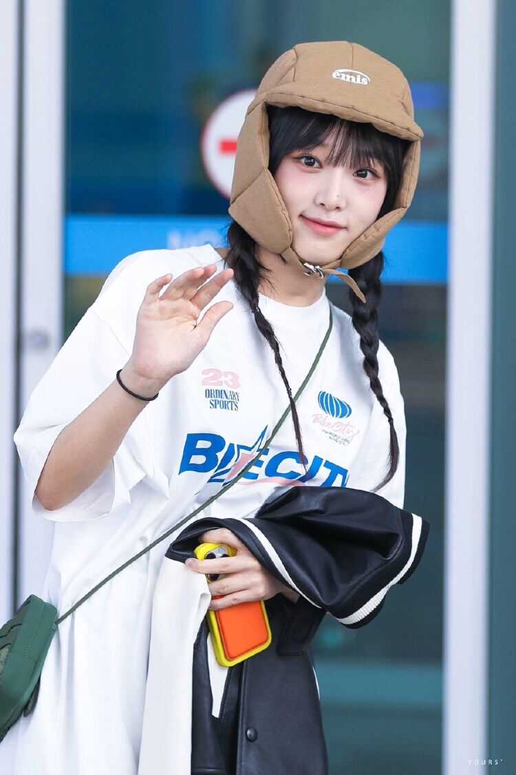 【急速出荷!2枚購入で300円 OFF!】cui Ruina 文字半袖tシャツ レディース 夏 ルーズ トップス 半袖 ボトムス2枚購入でカード1パスケース