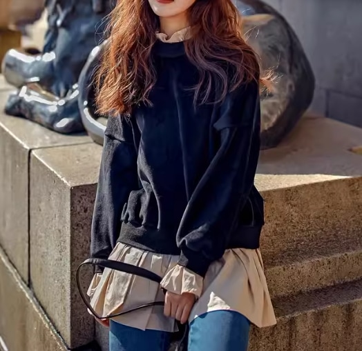 重ね着風 フェイクレイヤード フェイクツーピース レディース トップス プルオーバー トレーナー スウェット ミドル丈 長袖 ラウンドネック ストレート フリル 薄手 ベルベット 大人可愛い きれいめ