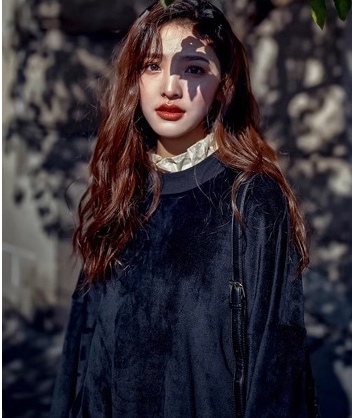 重ね着風 フェイクレイヤード フェイクツーピース レディース トップス プルオーバー トレーナー スウェット ミドル丈 長袖 ラウンドネック ストレート フリル 薄手 ベルベット 大人可愛い きれいめ