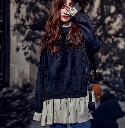 重ね着風 フェイクレイヤード フェイクツーピース レディース トップス プルオーバー トレーナー スウェット ミドル丈 長袖 ラウンドネック ストレート フリル 薄手 ベルベット 大人可愛い きれいめ