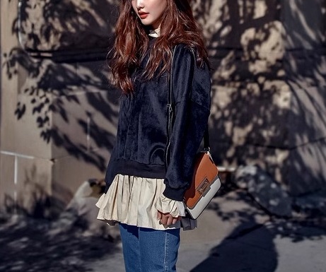 重ね着風 フェイクレイヤード フェイクツーピース レディース トップス プルオーバー トレーナー スウェット ミドル丈 長袖 ラウンドネック ストレート フリル 薄手 ベルベット 大人可愛い きれいめ